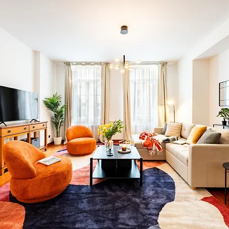 Apartment Days - Three Bedroom With Ac, Desk And 100mbs Wifi In New Town *