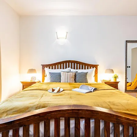 Days - Three Bedroom With Ac, Desk And 100mbs Wifi In New Town *