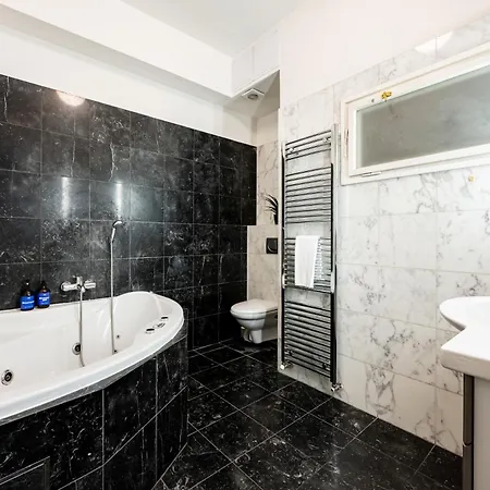 Apartment Days - Three Bedroom With Ac, Desk And 100mbs Wifi In New Town *